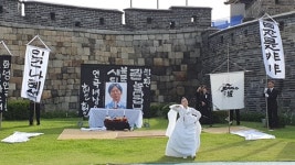 한 판 잘 놀다 갑니다, 수원 연극계의 큰 별이 지다