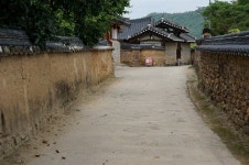 헤벌쭉 웃는 굴뚝에 담긴 부잣집 양반의 깊은 뜻