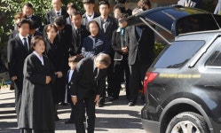 문 대통령 모친 장례미사 진행... '하늘공원'에 안장된다