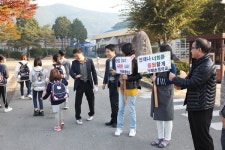 얘들아, 언제나 응원할게 ... 교문 앞 행복한 아침맞이