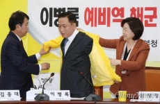 [오마이포토] 이병록 예비역 해군 제독 얼싸안은 심상정 대표