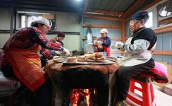 자갈에 굽는 전통 한과 맛보세요
