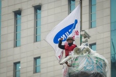 고공농성 200일 전에 땅으로