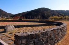 역사 공부가 저절로 되는 창원 진동리 유적지