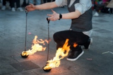 경기부진, 그럼에도 홍대거리는