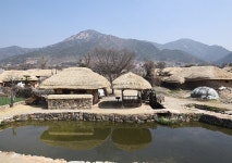 200년 이상 된 옛 마을인데 아직 사람이 삽니다