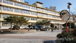 중국계 학생 절반 교장 코로나? 아이들은 사이좋게 지낸다