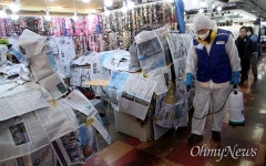 [오마이포토] 남대문시장 방역하는 방역협회 회원들