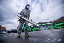 [오마이포토] 코로나19 예방 버스 차고지 방역 실시