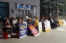 307일째 강남 네거리 CCTV 위에 사람이 있다