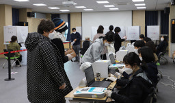 코로나 속 사전투표, 만18세 유권자 첫 투표