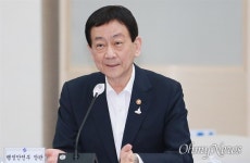 진영 행안부 장관 부산 찾아 코로나19 방심 안 돼