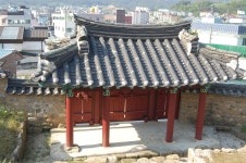 건물 사이로 솟아난 향교 이야기