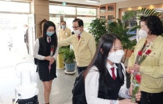 [창녕] 한정우 군수, 등교수업 학생에 장미꽃 주며 격려