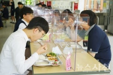 [포토] 등교수업 첫날, 급식도 거리두기