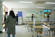 [포토] 등교수업 첫날, 급식도 거리두기