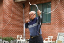 내 나이 94세, 활 쏘는 데 아무 문제 없쥬