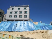 건물 앞 언덕 모두 깎으면 어떡하나 원룸 주인 1인 시위