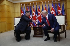 트럼프, 3차 회담 시사... 