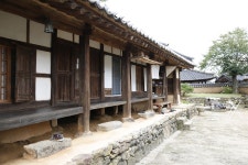 뻥 뚫린 양반집 흙돌담, 무엇에 쓰는 구멍인고