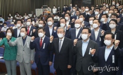 속수무책 통합당, 장외투쟁 안 하나 못 하나