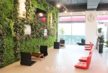 어르신 바리스타가 내린 커피 한잔 어때요