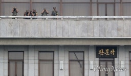 [오마이포토] 판문각 향해 손 흔드는 이인영 통일부장관