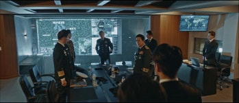 폭파로 폐허된 국회 앞에 평화와 번영의 상 남겨둔 이유