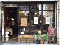 책이 25권뿐인 서점, 손님 이끄는 매력은 따로 있다