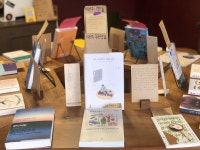 책이 25권뿐인 서점, 손님 이끄는 매력은 따로 있다