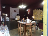 책이 25권뿐인 서점, 손님 이끄는 매력은 따로 있다