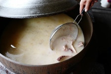 한 숟갈 뜨면 입에 쩍쩍 달라붙는 곰탕, 술을 부르네