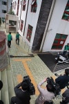 설마 설마했는데... 탄식 넘쳐난 부산 해뜨락요양병원 앞
