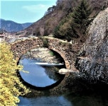 사찰 앞에 무지개다리가 많은 이유