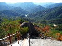 구멍 뽕뽕 뚫린 해골바위, 이 산행의 백미네