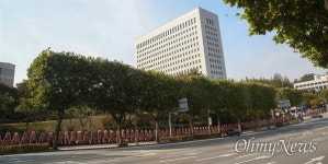 [오마이포토] 대검찰청 앞 윤석열 응원 화환