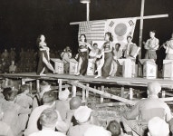 책상도 없이 가마니에... 1952년 봄 교실 풍경