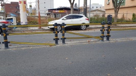 일주일 만에 처참히 뜯긴 무단횡단 방지시설, 왜?