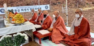 스님들의 따뜻한 마음에 감사 고개숙인 유가족들
