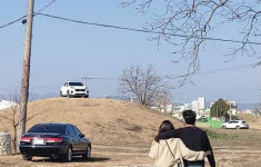 경주 고분위 주차 SUV 차주는 20대 남성... 경주시 고발키로