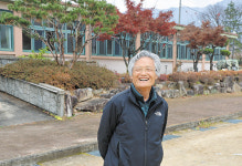 주민들이 되찾은 학교에서 배추 절이고 술 빚는 이유