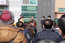 반대 마스크 쓴 근흥면 주민들… 해양자원순환센터 주민설명회 파행