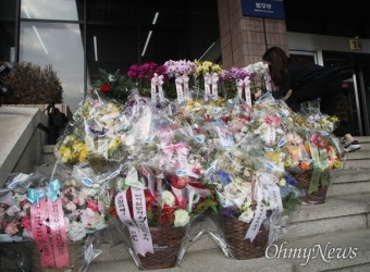 [오마이포토] '총장 징계는 처음이지?' 법무부에 도착한 꽃다발들