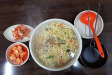 냄비까지 챙겨오는 손님들… 함양 칼국수 맛집 진풍경