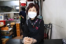 사람들 배불리 먹이고 싶어서 13년째 김밥 천 원에 팝니다