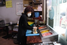 사람들 배불리 먹이고 싶어서 13년째 김밥 천 원에 팝니다