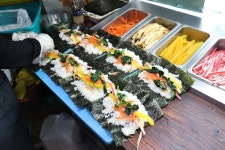 사람들 배불리 먹이고 싶어서 13년째 김밥 천 원에 팝니다