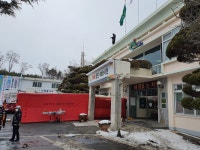 서천군 화산천정비사업 하청업자 군청 옥상농성