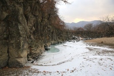 구멍 뚫린 검은 돌들이 지천에... 이거 보려고 이 고생을