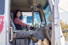 베테랑 트럭커 김지나, 화물연대 최초 여성지부장 되다